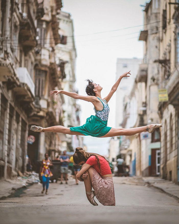 15 Breathtaking Photos Of Ballet Dancers Practicing On The Streets Of Cuba 